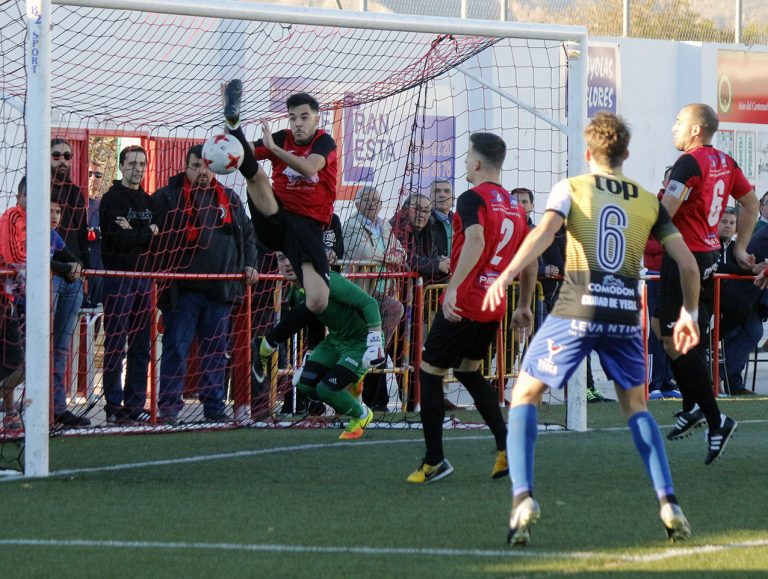 El Yeclano Deportivo, a punto de achicharrarse en El Hornillo