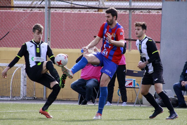 El Yeclano rescató un punto jugando con diez futbolistas