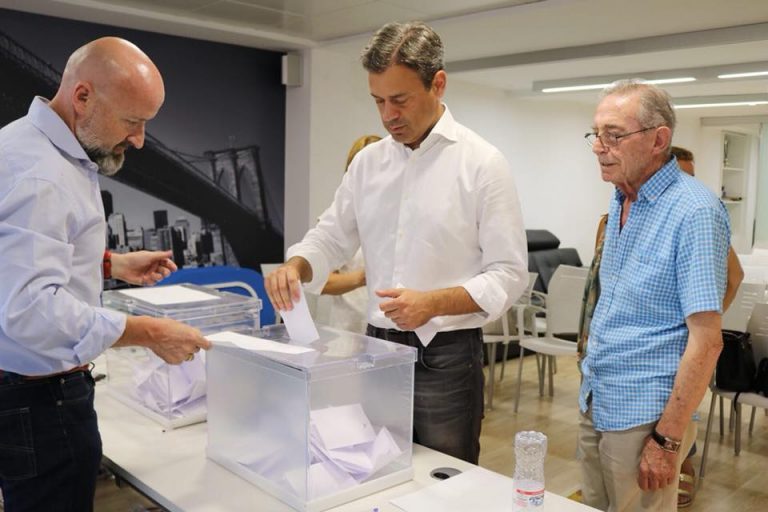 Pablo Casado gana ampliamente las primarias del PP en Yecla