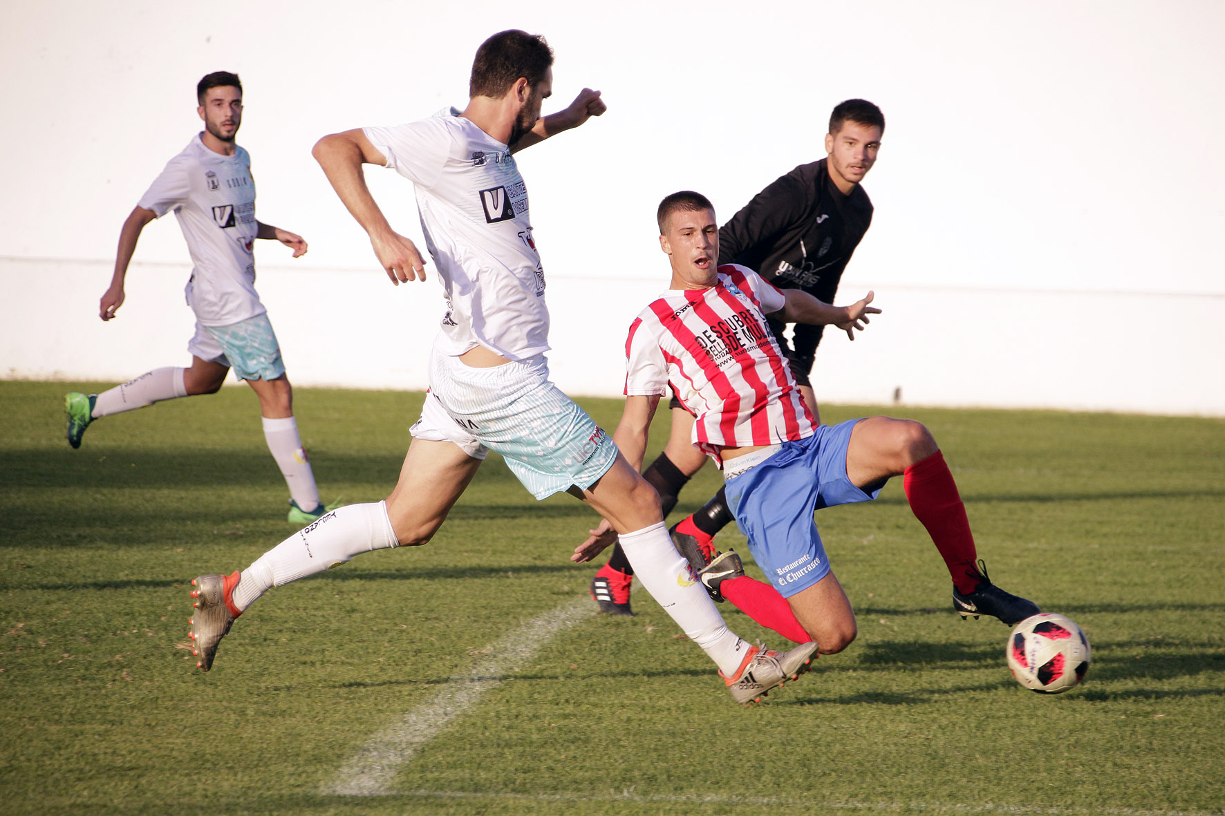 Al Yeclano se le escapan dos puntos en el último suspiro