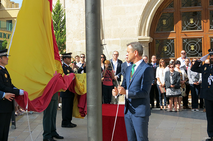 Acto institucional del Ayuntamiento para homenajear a la bandera de España