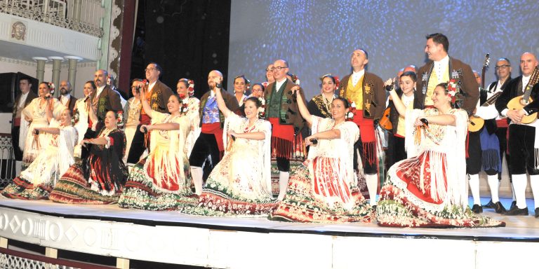 Actuación “muy especial” de Coros y Danzas por la Medalla de Oro