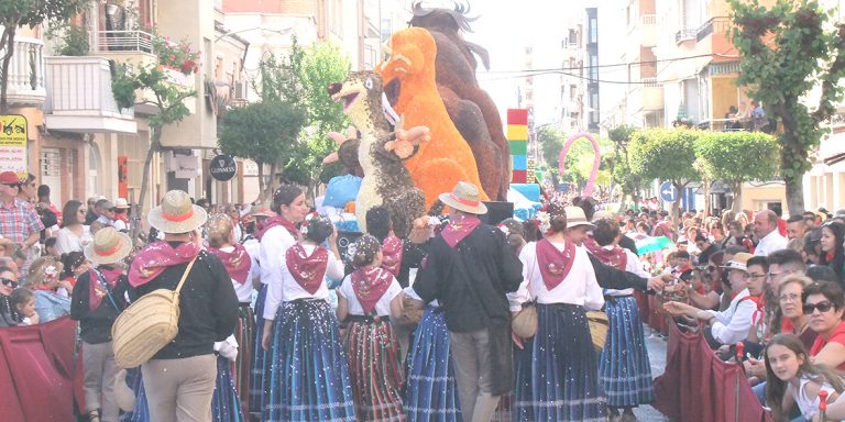 59 carrozas desfilan por las calles de Yecla en la gran Cabalgata de las Fiestas de San Isidro