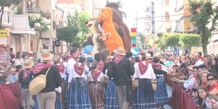 59 carrozas desfilan por las calles de Yecla en la gran Cabalgata de las Fiestas de San Isidro