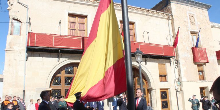 Homenaje a la Bandera de España en la Plaza Mayor