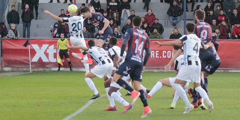 El Yeclano Deportivo gana al Linense por mayoría absoluta