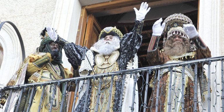 Los niños, ilusionados ante la Cabalgata de los Reyes Magos