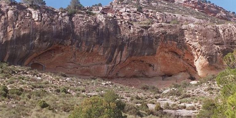 Se presenta el proyecto de protección y rehabilitación de las pinturas rupestres de los abrigos del Mediodía, en el Monte Arabí