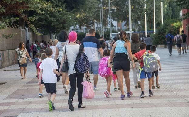 Las familias pueden solicitar las ayudas de la Comunidad para conciliación y otros gastos