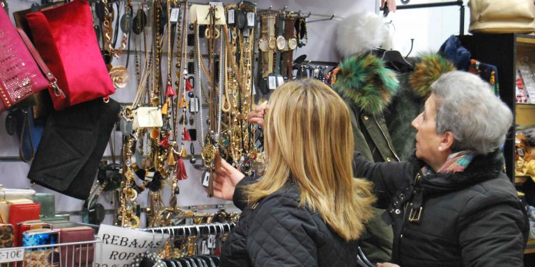 Los comercios y actividades no esenciales cerrarán a las ocho a partir del miércoles