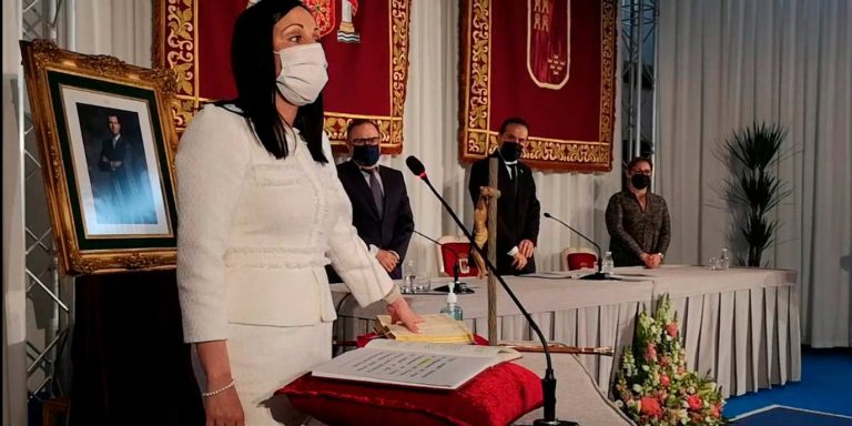 Remedios Lajara, primera alcaldesa del siglo XXI, asume el poder en Yecla