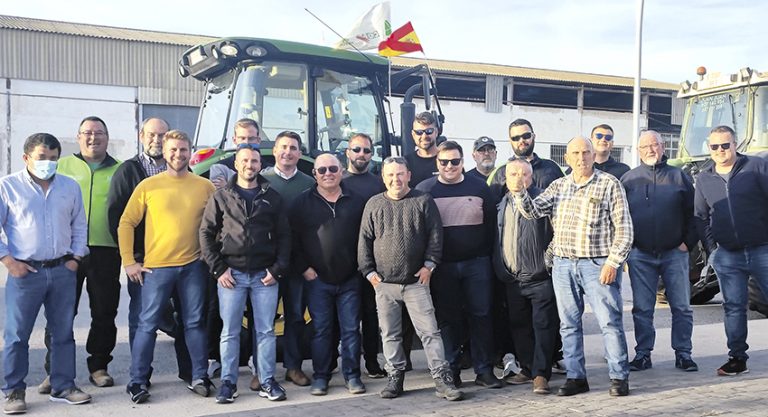 MARCHA LENTA DE AGRICULTORES Y GANADEROS POR LAS CALLES DE YECLA