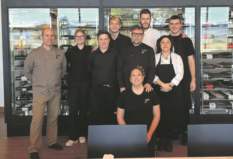 TRES JÓVENES SUECOS HACEN PRÁCTICAS EN YECLA CON EL PROYECTO LEBE EN RESTAURANTE BARAHONDA