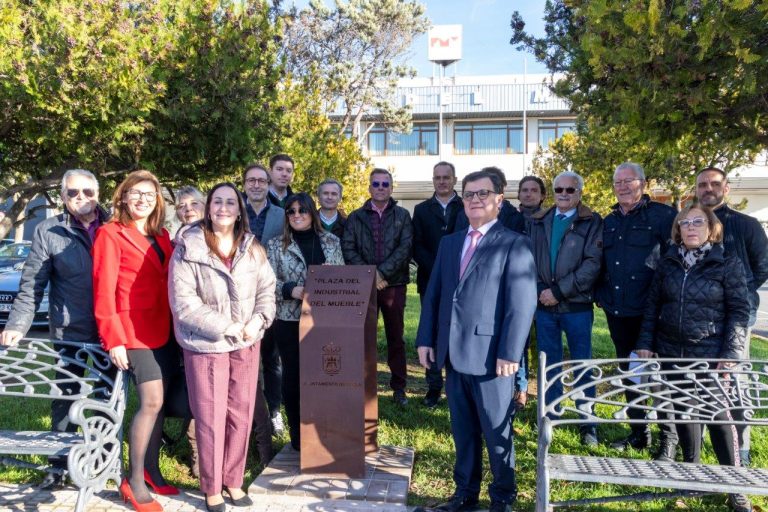 EL AYUNTAMIENTO DEDICA UNA PLAZA A LOS INDUSTRIALES DEL MUEBLE DE YECLA