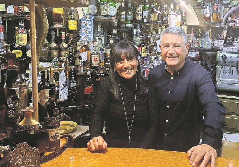 CAFÉ GLAMOUR, EL LOCAL DE LAS 1.100 BOTELLAS