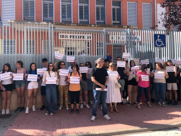 LA COMUNIDAD EDUCATIVA DEL INSTITUTO ‘FELIPE VI`, CONTRA EL CESE DE LA ACTUAL DIRECTORA