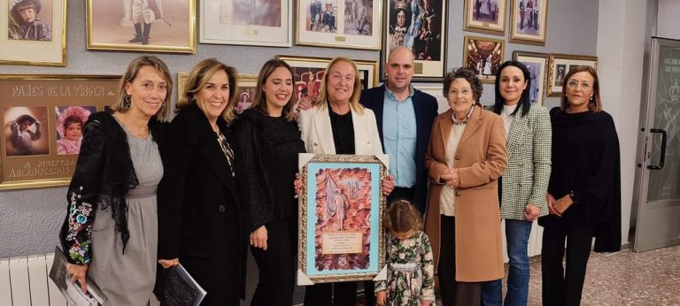 LA CORTE DE HONOR DE LA VIRGEN RECIBE LOS RECONOCIMIENTOS DE LAS ESCUADRAS VINAROZ Y ATRIO DE LA PURÍSIMA