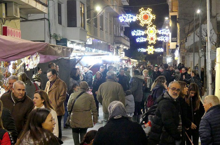 LAS CALLES DE YECLA YA ANUNCIAN QUE SE ACERCA EL FINAL DE AÑO