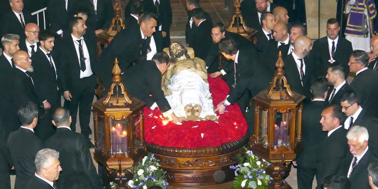 LLEGAN LOS DÍAS GRANDES DE LA SEMANA SANTA CON LOS COFRADES DE YECLA MIRANDO AL CIELO