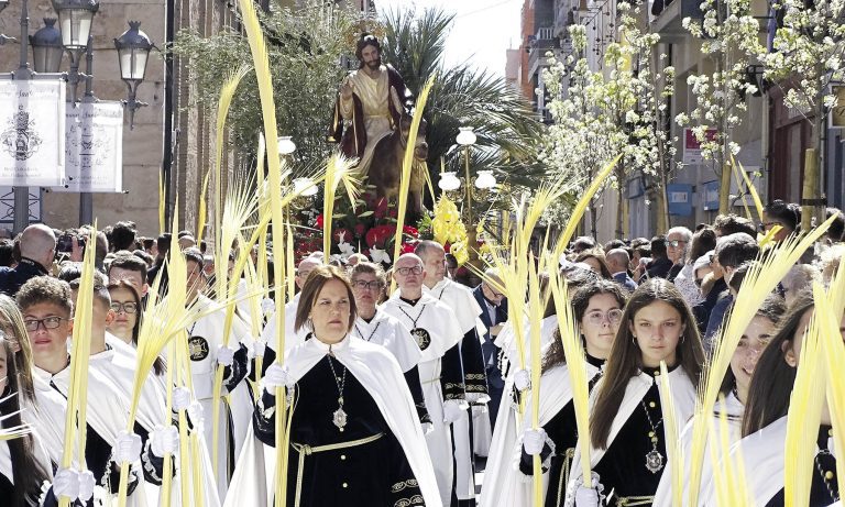 LAS CALLES DE YECLA SE IMPREGNAN DE RELIGIOSIDAD