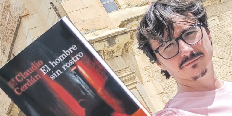 CLAUDIO CERDÁN PRESENTA EN YECLA SU ÚLTIMO LIBRO