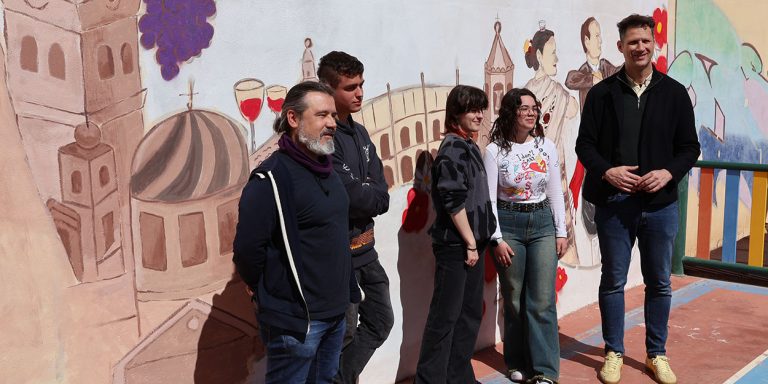 Alumnos del instituto ‘Azorín’ realizan un mural en la calle San Cristóbal