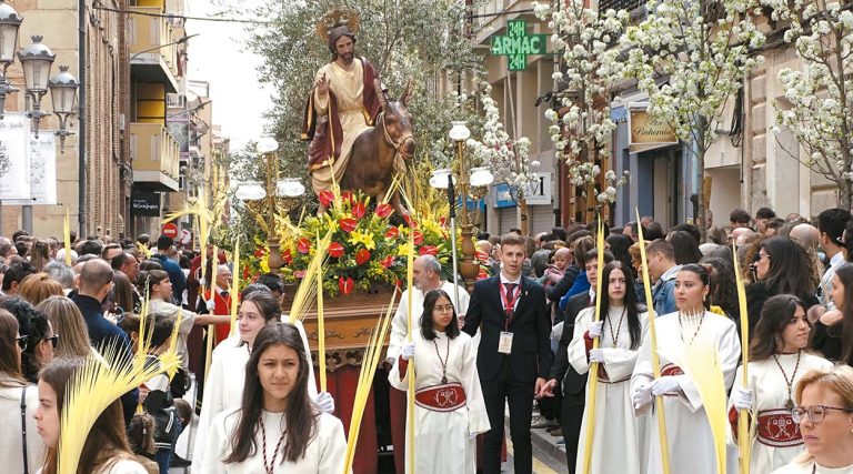 Más de 3.500 vecinos participan en la Semana Santa de Yecla