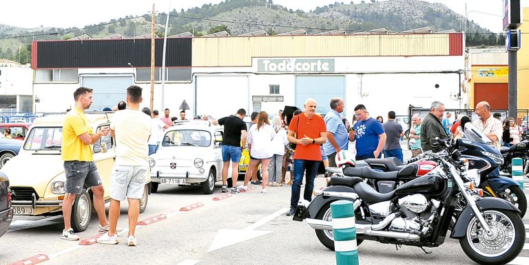 Décimo aniversario de la concentración de vehículos del Club Motor Clásico de Yecla