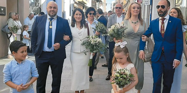 Primera de las ofrendas florales de la Asociación de Mayordomos a la Virgen