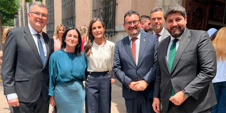 La alcaldesa asiste a la entrega de Medallas de Oro 2025 de Cruz Roja