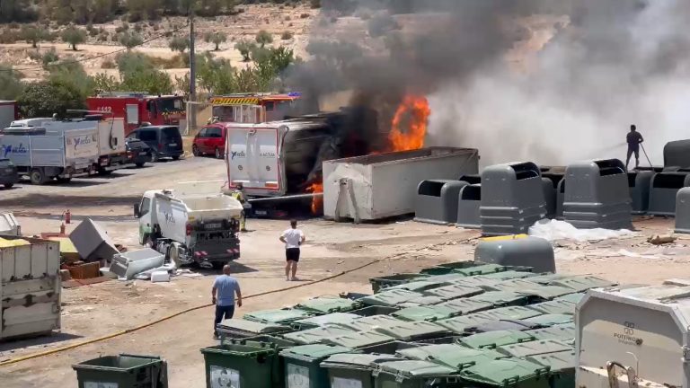 Controlado el incendio en la planta de transferencia de la empresa Actúa