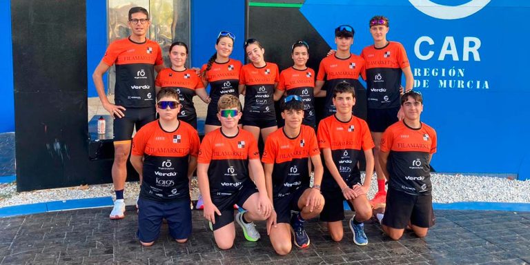 Los socios del Club Triatlón Arabí Yecla, en la pista y de gala