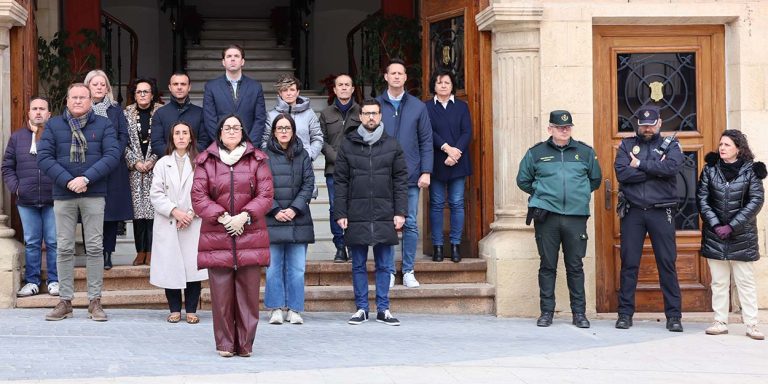 Minuto de silencio por las víctimas de la tragedia de Adamuz