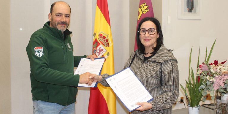 La alcaldesa de Yecla y el presidente de la sociedad de cazadores firmando el acuerdo