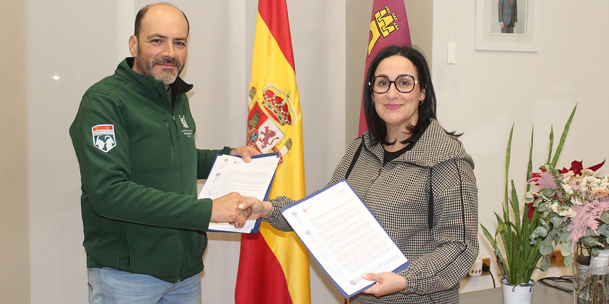 La alcaldesa de Yecla y el presidente de la sociedad de cazadores firmando el acuerdo