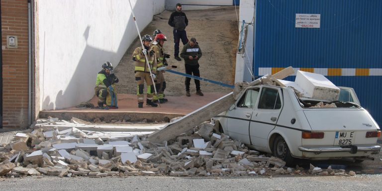 Las fuertes rachas de viento provocan la caída de muros en Yecla