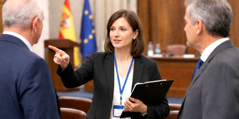 La administración pública ignora a los graduados en protocolo