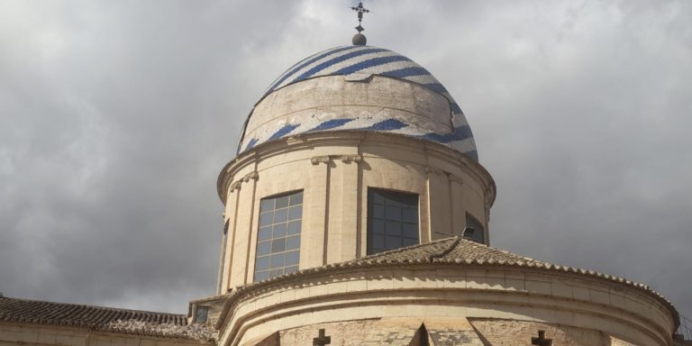 El fuerte viento desprende los azulejos de la cúpula de la Basílica