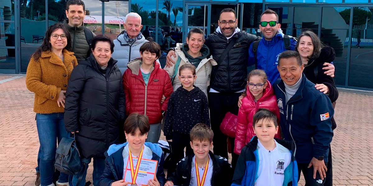 dos-medallas-del-taekwondo-yeclano