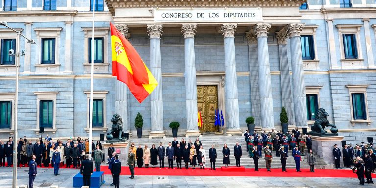 Entre el orgullo y la manipulación: el  peligro de banalizar la bandera y el himno